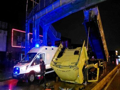 TIR DAMPERİ ÜST GEÇİTE ÇARPTI 4 YARALI