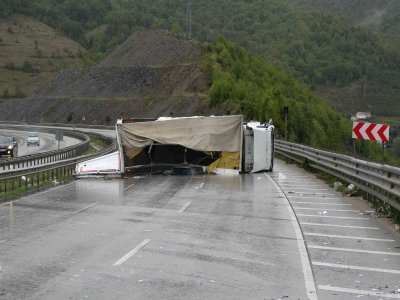 TIR'LA KAMYON ÇARPIŞTI 2 YARALI