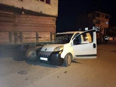 TRAKTÖR RÖMORKUNA ÇARPTI 1 YARALI