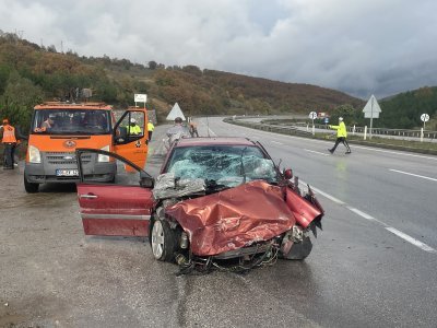 ÜÇ ARAÇ BİRBİRİNE GİRDİ 1 ÖLÜ 4 YARALI