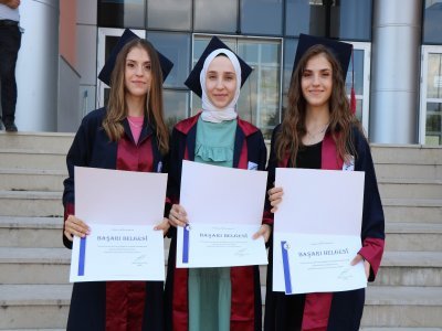 ÜÇÜZ KARDEŞLERİN MEZUNİYET TÖRENİ