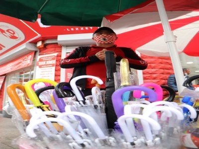 Yağmur şemsiyecilerin işine yaradı