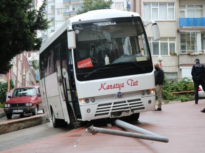 YAĞMURDA KAYDI DİREĞE VURDU