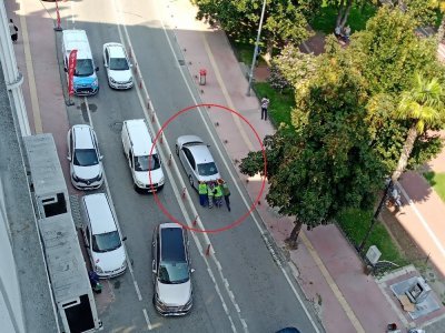 YOLDA KALAN SÜRÜCÜYE KADINLAR YETİŞTİ