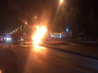 YÖN TABELASINA ÇARPAN TIR ALEV ALDI